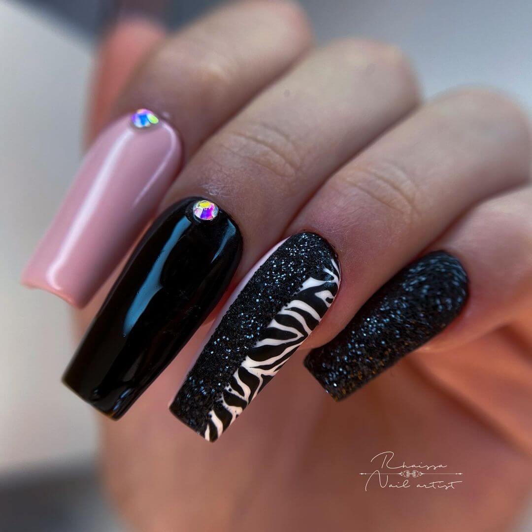 A classy black nailart is calling you!