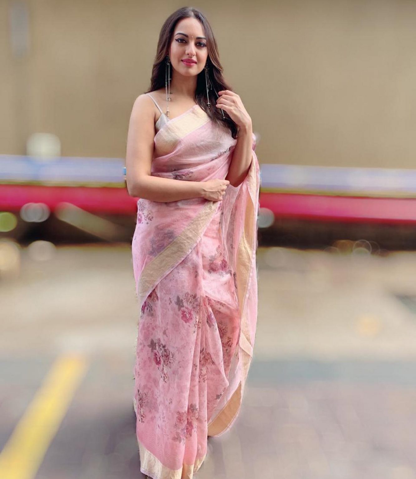 Printed Saree With Long Ear Rings Of Sonakshi Sinhas Dresses K4 Fashion
