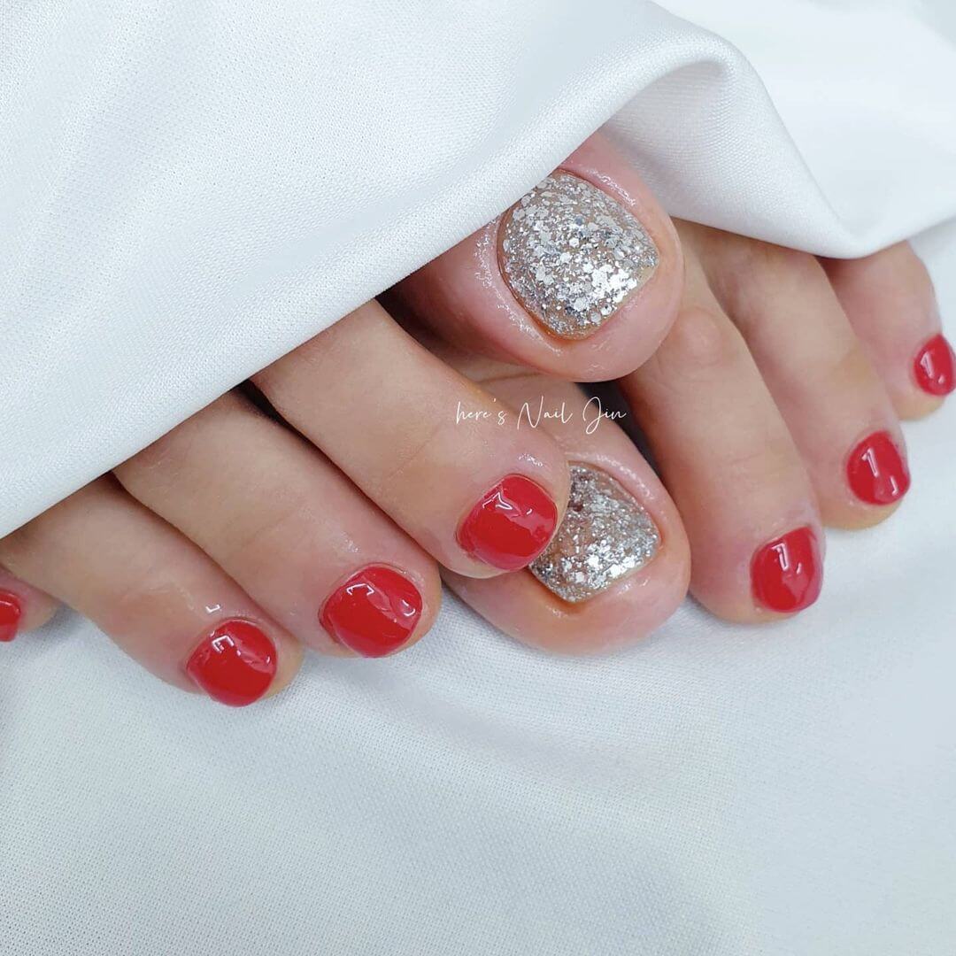Glittered silver toe nail art design