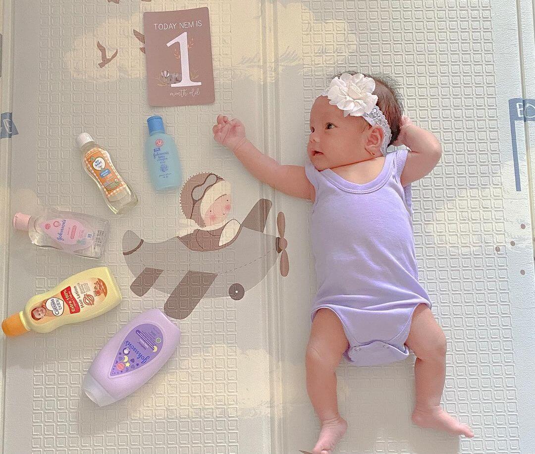 1 Month Baby Photography Ideas It's bathing time!