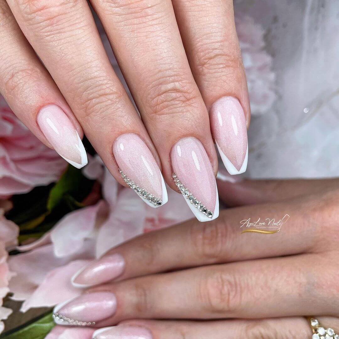 Nude nails with white nail art