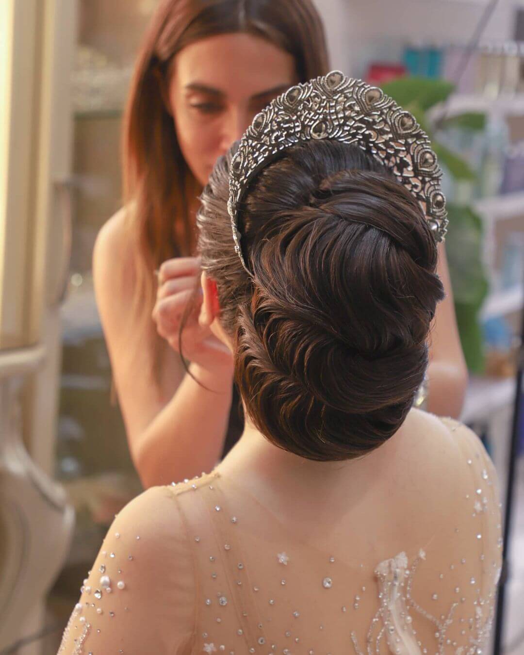 Gorgeous Bridal Hairs With A Retro Crown