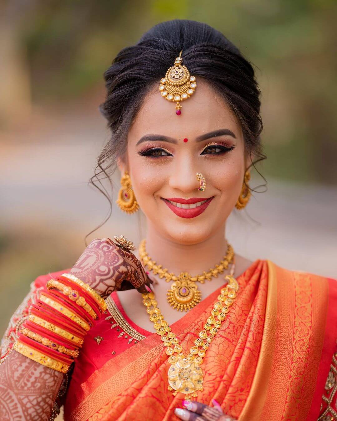 Minimal bridal makeup idea with a small red bindi