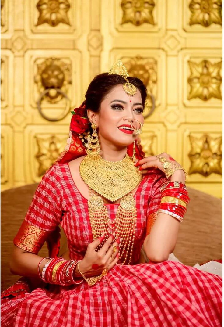 Intricately unique Bengali bridal jewellery set