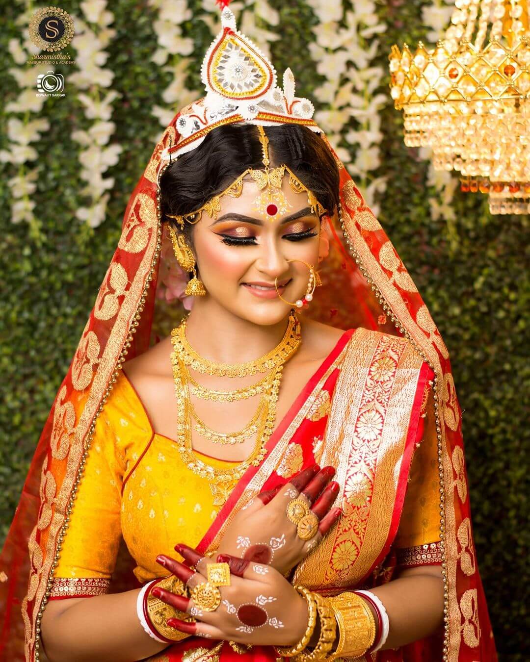 Bengali bridal Shola Ghar Design Gold And Red Mix Shola Ghar