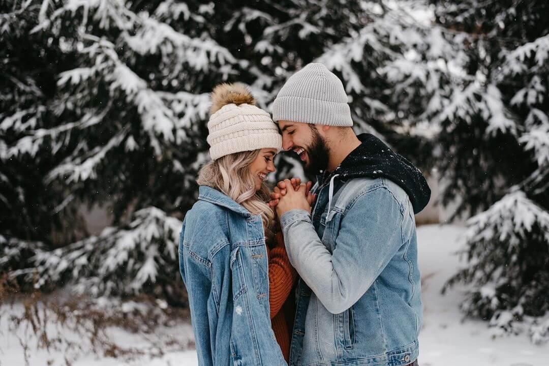 Christmas Photoshoot Ideas for Couple Get A Photoshoot In Freezing Winter Venue