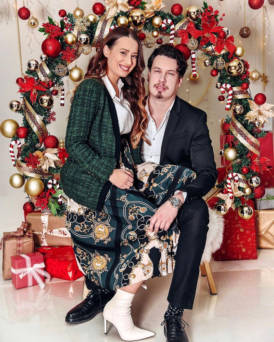 Classy Couple Christmas Photoshoot Ideas