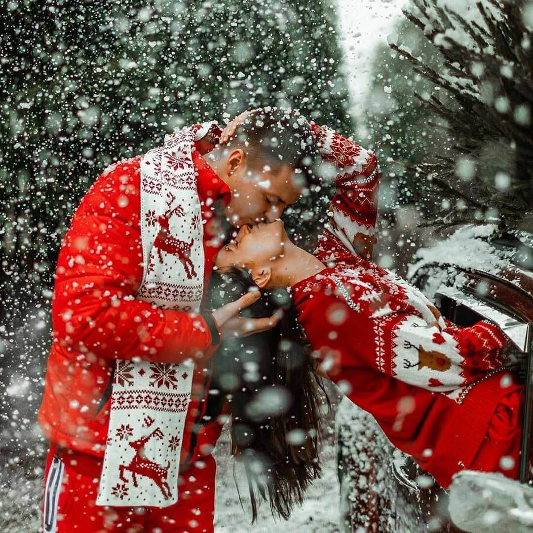 Snowfall Photoshoot Ideas For Couple - Christmas Kiss