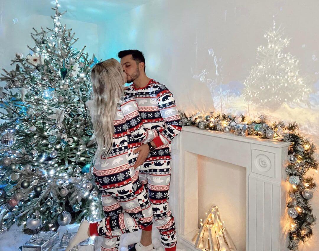 Christmas Photoshoot Ideas for Couple Pose With A Couple Costume
