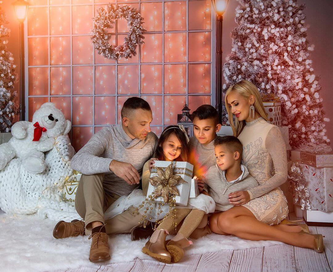 Christmas Photoshoot Ideas for Family Christmas Family Photos In A Booked Venue