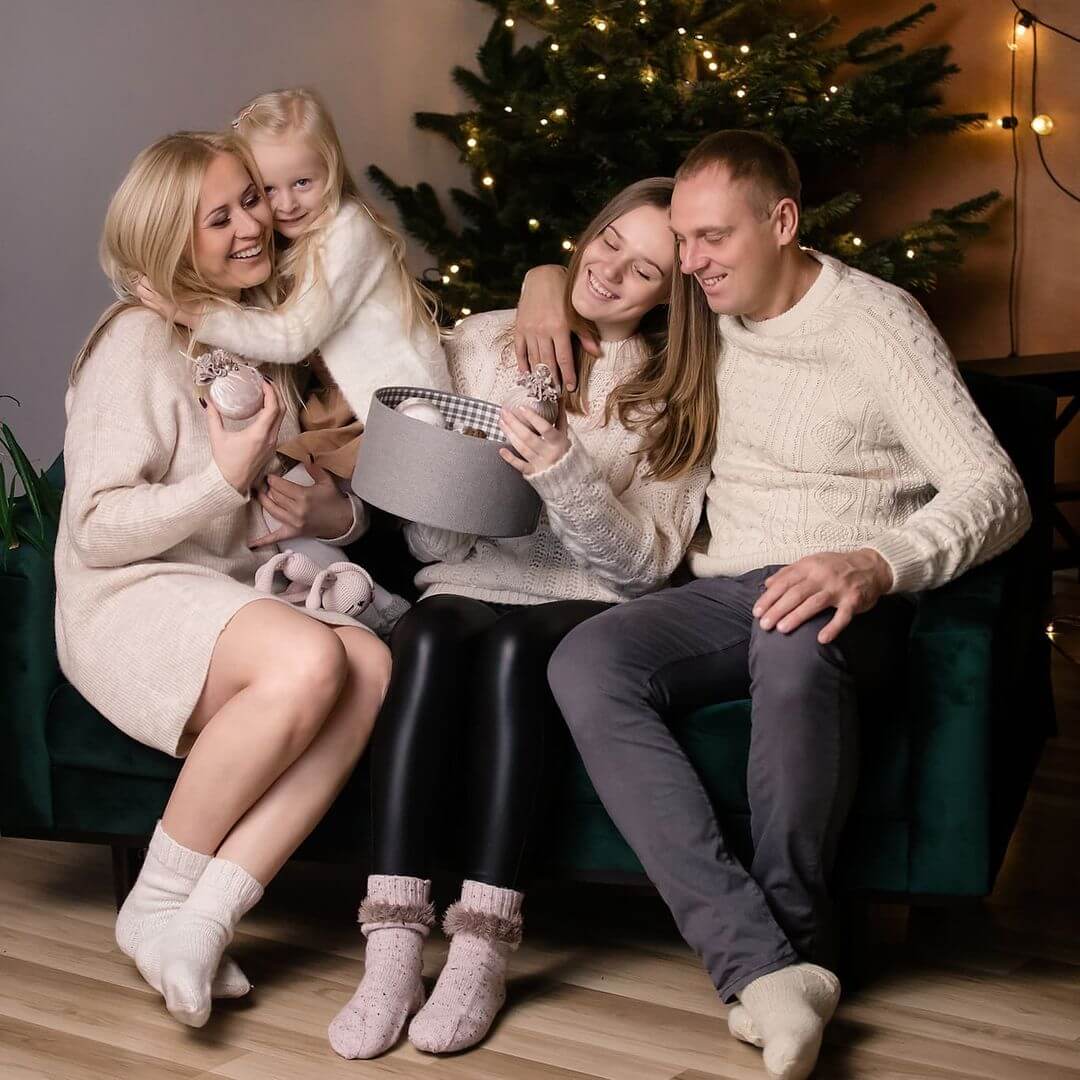 Christmas Photoshoot Ideas for Family Comfortable And Cosy Family Photoshoot