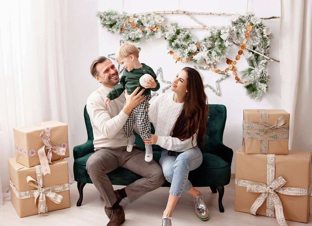 Christmas Photoshoot Ideas for Family Adorable Family Candid Photoshoot - Big Christmas Gifts