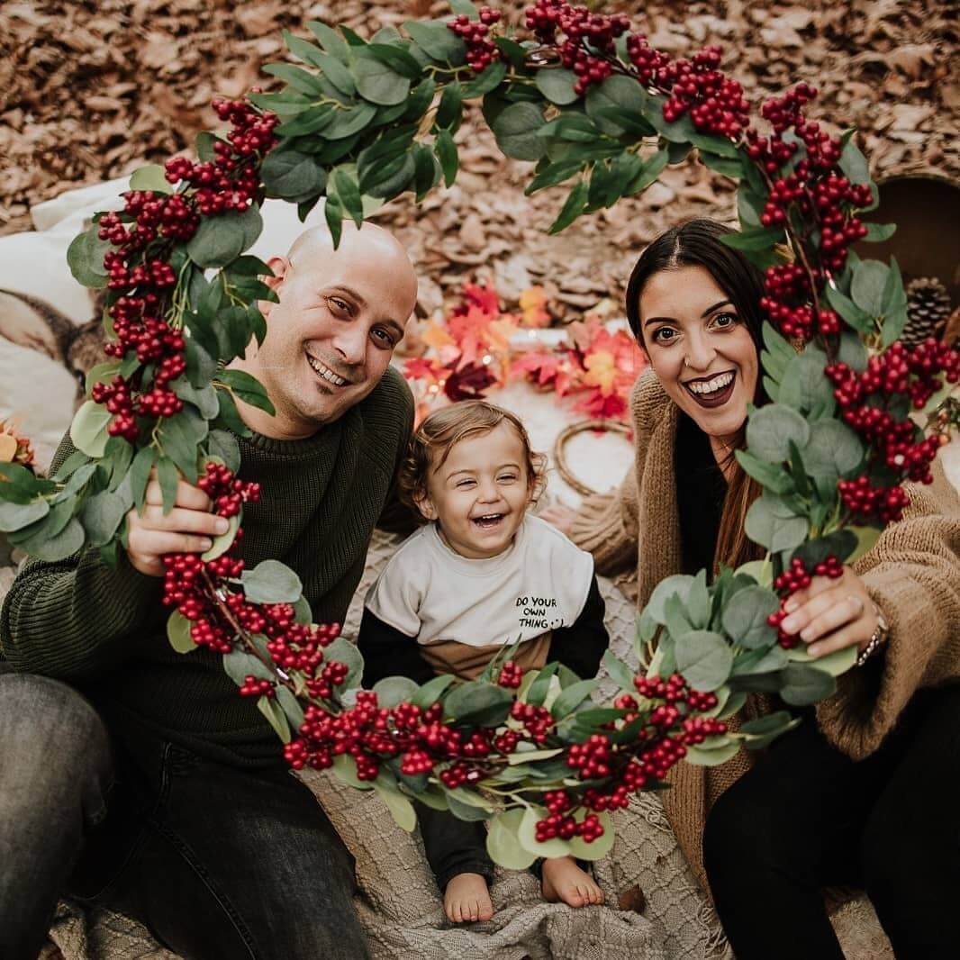 Christmas Photoshoot Ideas for Family Family Photoshoot With Christmas Wreaths