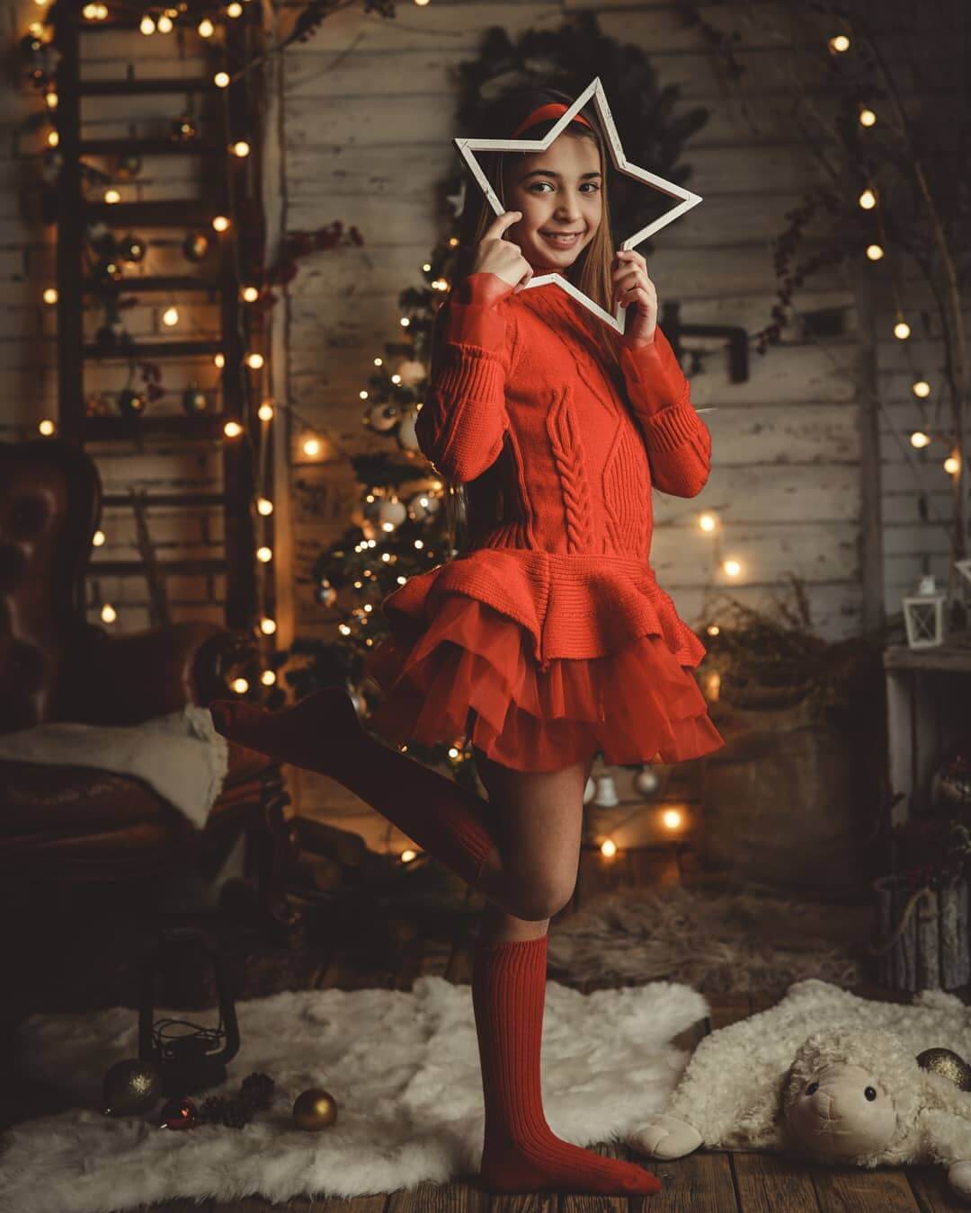 Christmas Photoshoot Ideas for Teenage Girl Pose With A Woolen Christmas Dress