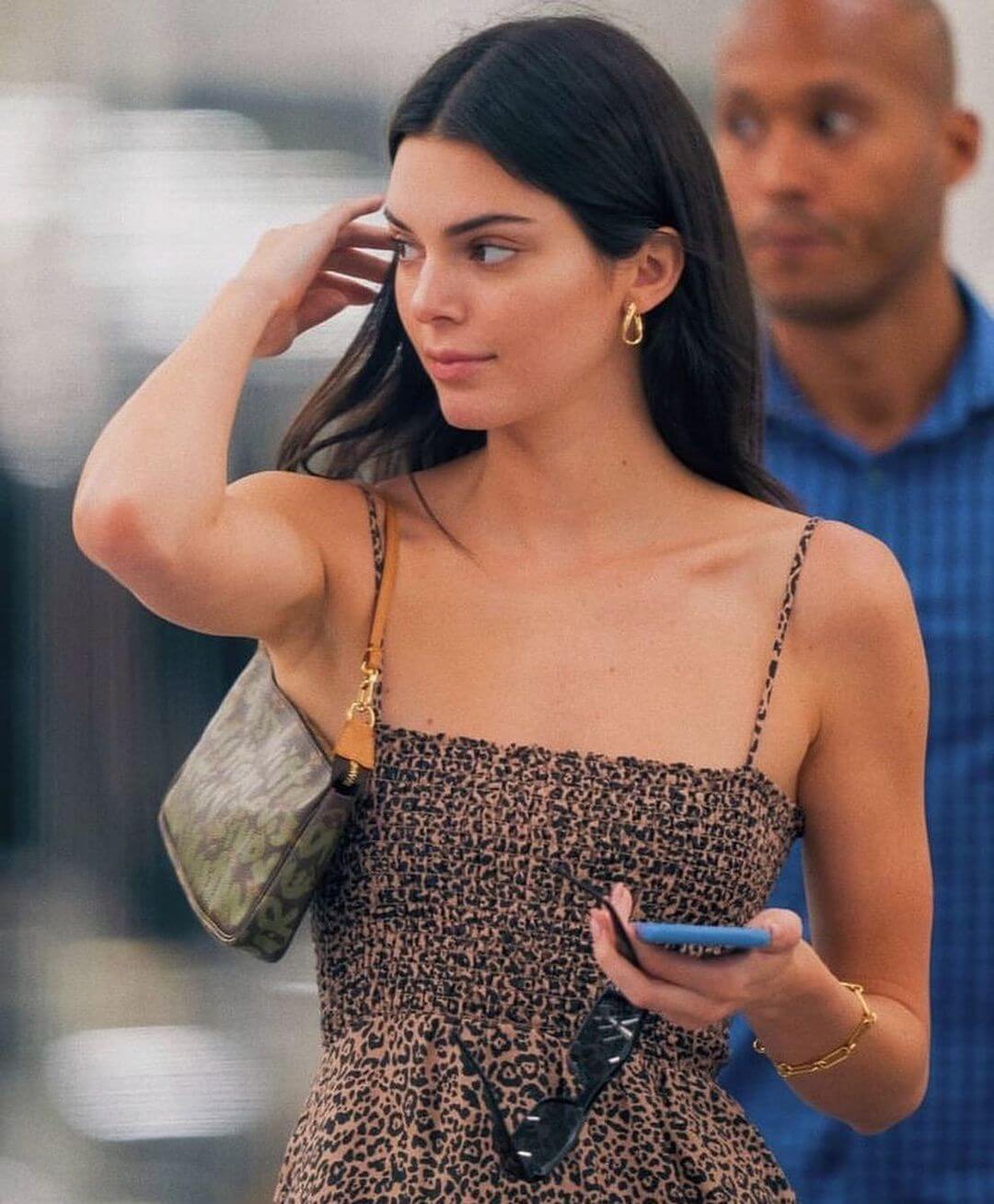 Clothes And Accessories You Need To Dress Like Kendall Jenner Kendall Doesn't Leave Without A Baguette Bag