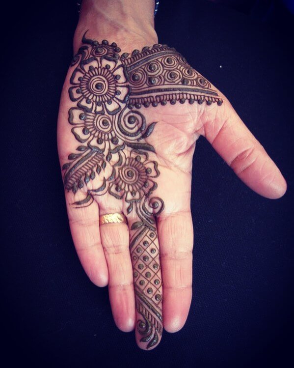 Beautiful Arabic Swirly Mehendi Design