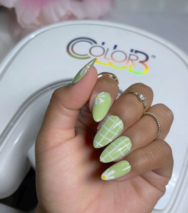 Light Green Checkered Nail Art with Daisies