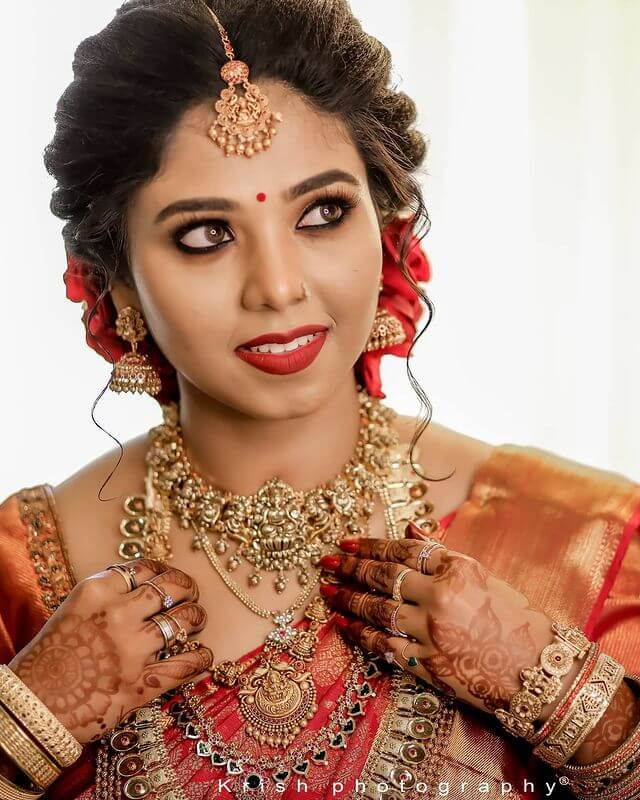 Kajal and eyeliner gives a defined eye makeup