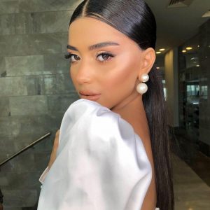 12 Stunning Ways to Rock Middle Part Ponytails – StyleDope