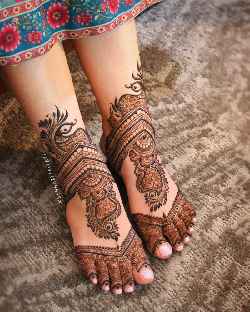 Arched Indian Mehendi designs for your legs