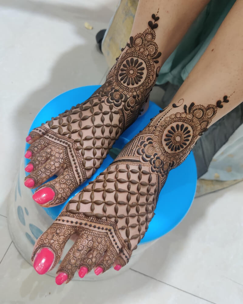 Indian Bridal (Dulhan) Mehndi Designs For Legs 2021 Floral jaalis beautiful Mehendi design