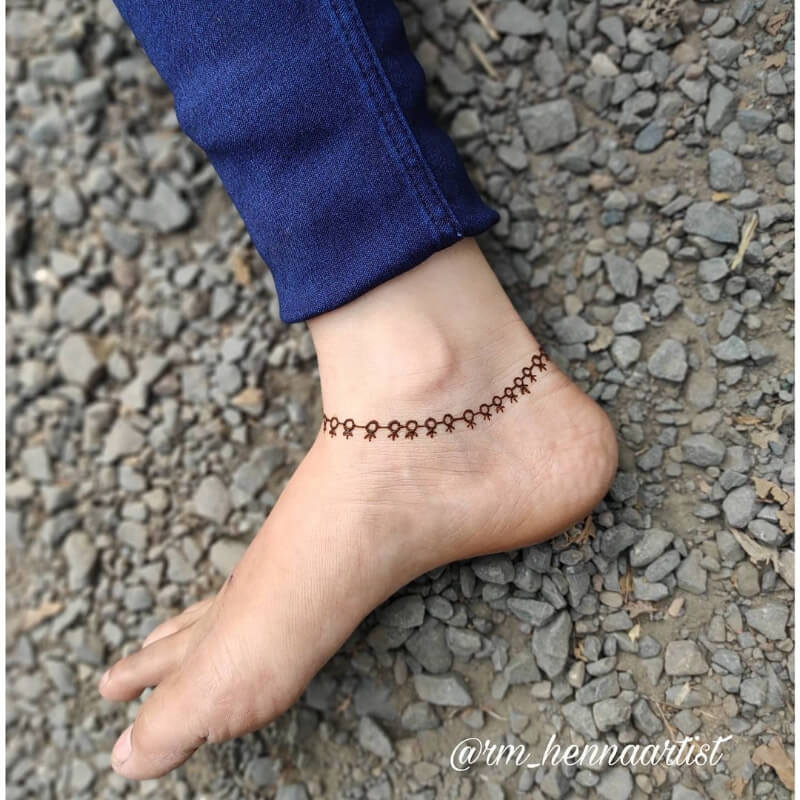 Simple Anklet Mehendi Design for Legs