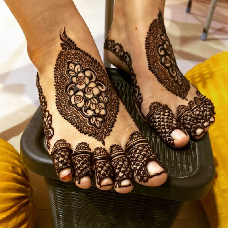 Spaced out Intricate Mehndi design