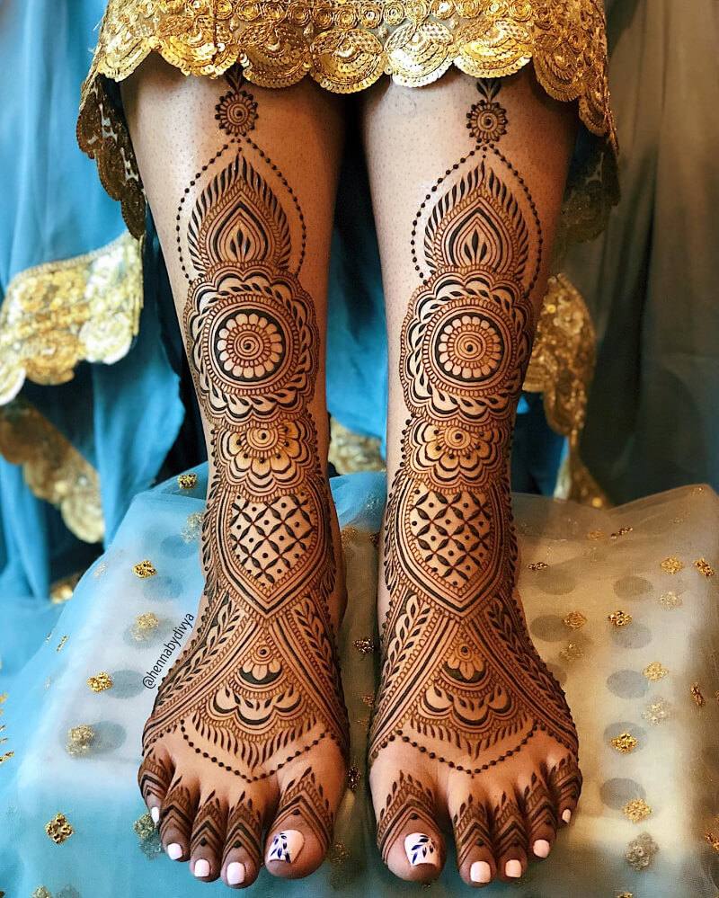 Unique Wedding Mehendi for the Dulhan's legs