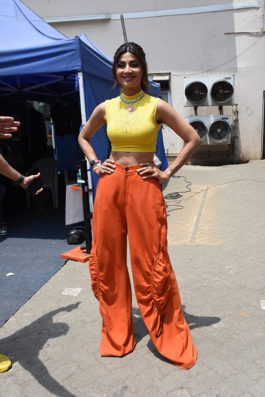  Shilpa Shetty Kundra- When yellow met Orange - Bollywood Fashion: Style Orange Pants Just Like Your Favourite Celebs