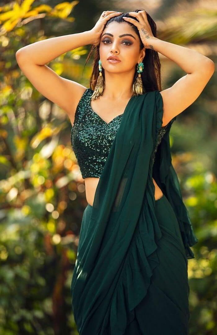 In Bottle Green Color Saree With Sequin, Blouse Akansha Is Looking Sizzling Hot
