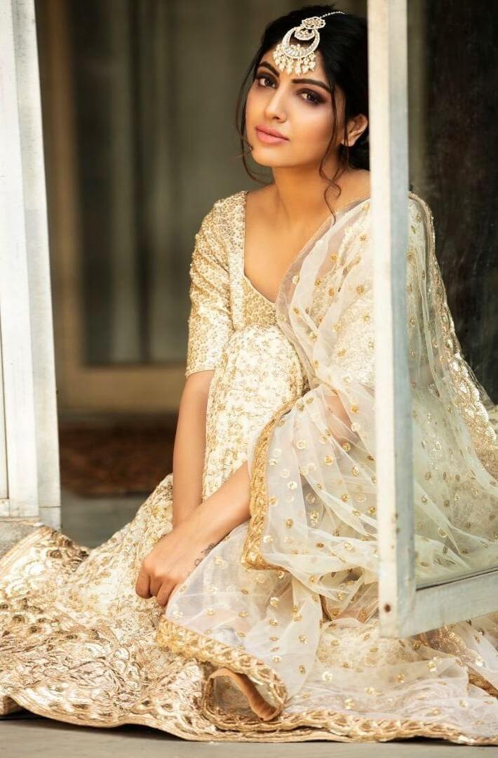T.V Actress Akansha Puri In White And Golden Simple Lehenga Set With Sheer Duppata