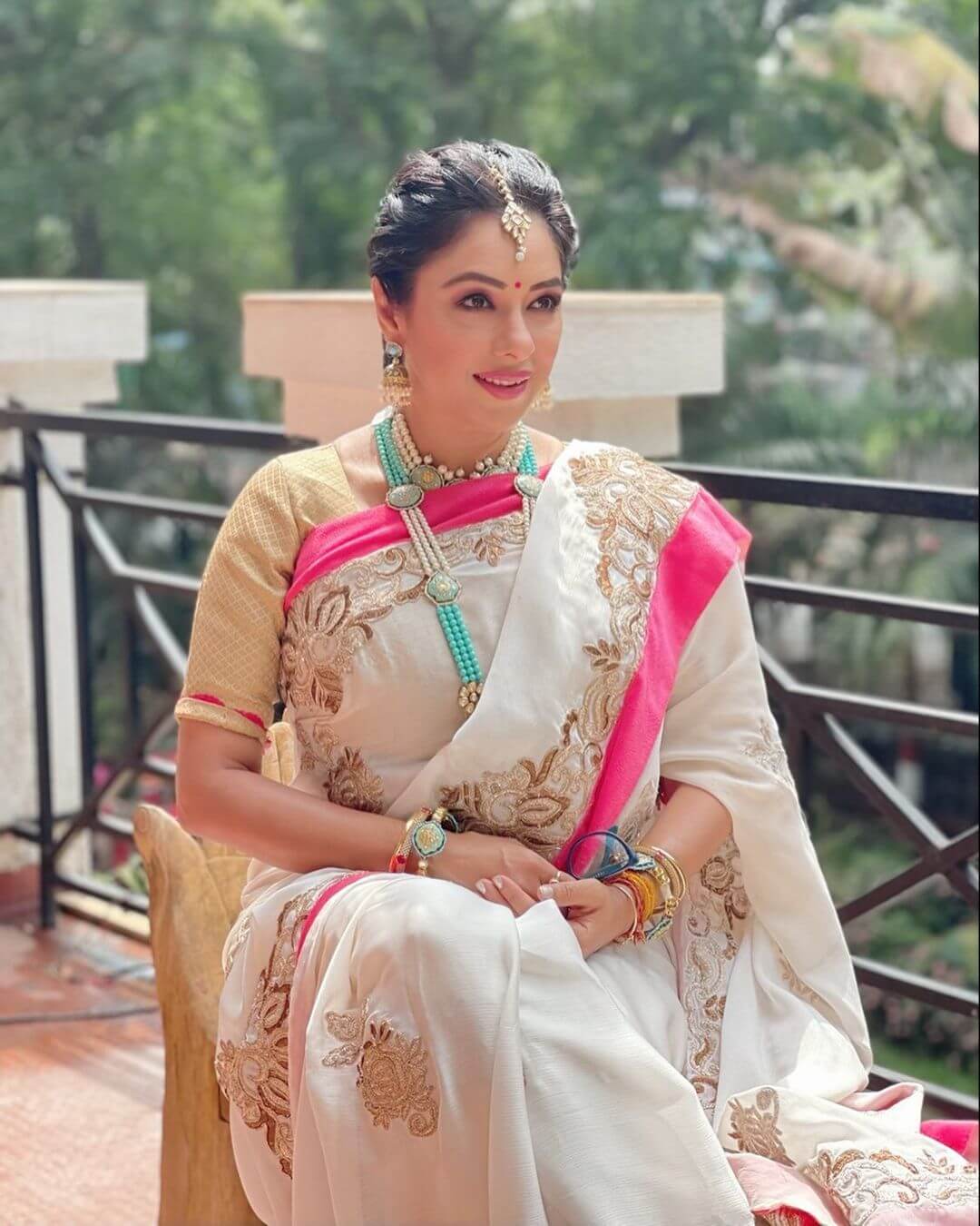 Television Queen Rupali Ganguly In White Saree With Pink Border With Beige Blouse Perfect For Wedding Season