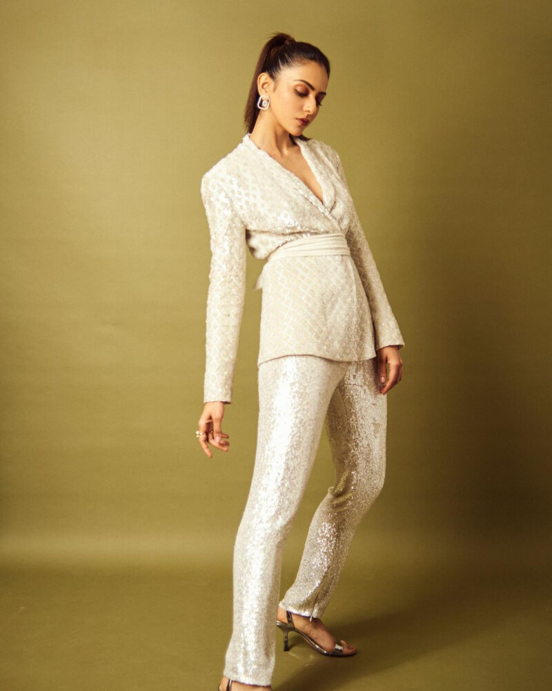 Bollywood Actress Rakul Preet Singh in white co-ord set-Rakul Preet Trending Fashionable Two Piece Outfits