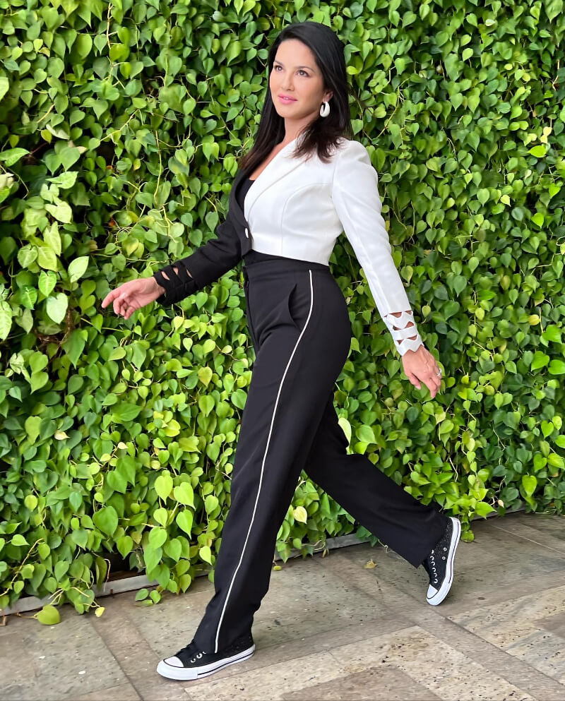 Bollywood Actress Sunny Leone In Black And White Pant Suit Set