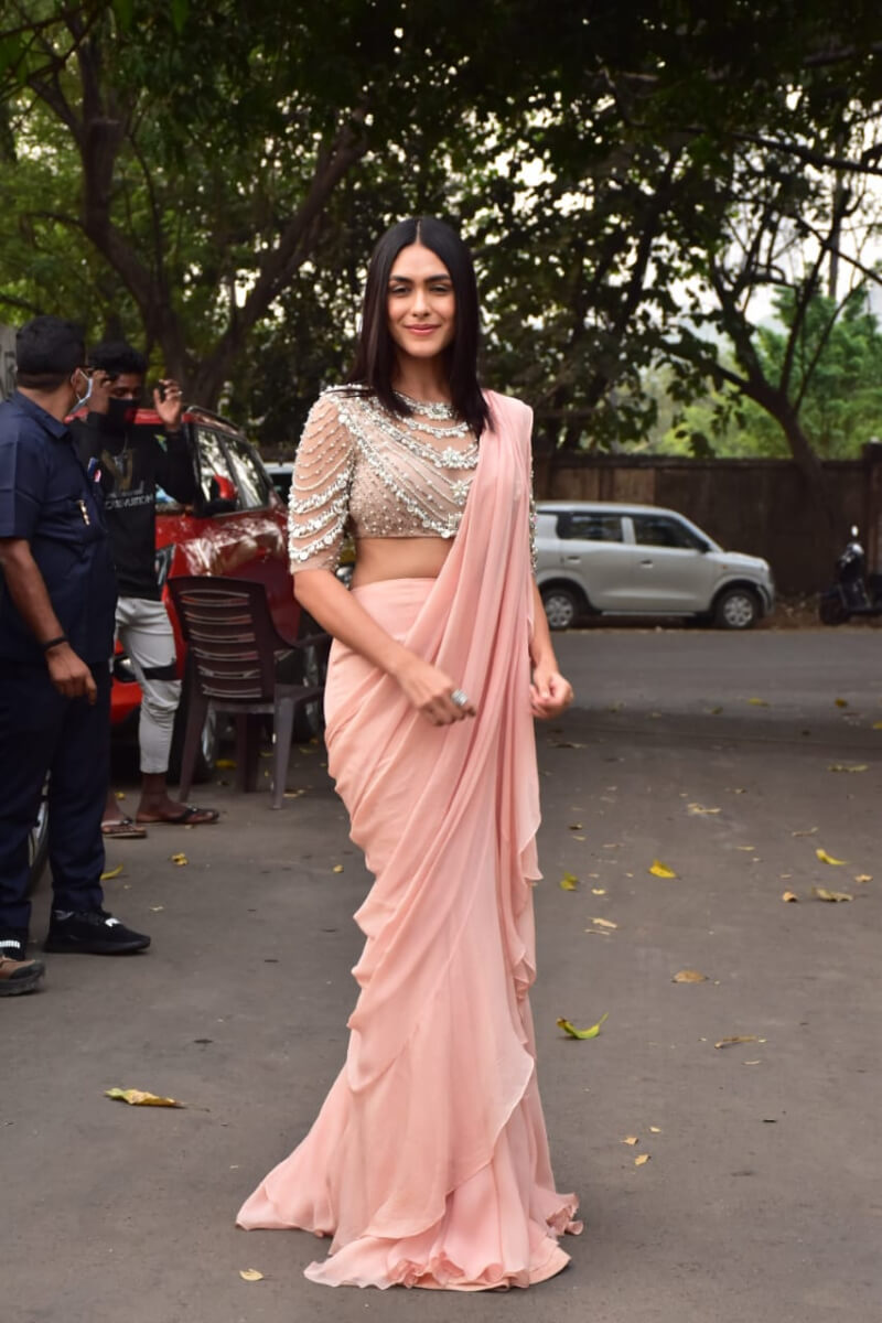 BollywooBollywood celebrity Mrunal Thakur in Gorgeous Ruffe Saree-1d celebrity Mrunal Thakur in Gorgeous Ruffe Saree-Mrunal Thakur's Ethnic Collection Is A Great Inspiration For All Fashionistas