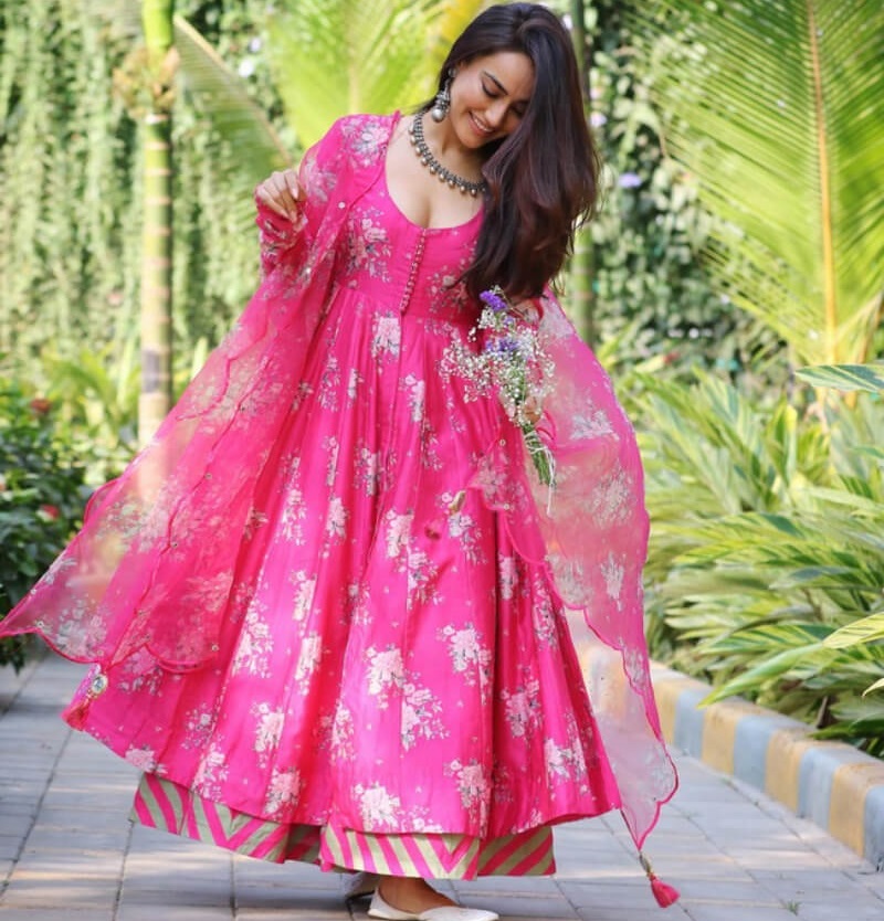 Punjabi Actress Surbhi Jyoti Looks Gorgeous In A Light Pink Printed Suit 