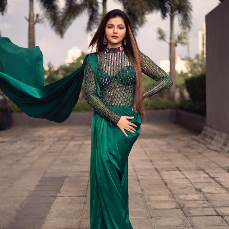 Chhoti bahu fame actress Rubina looks beautiful in Bottle Green Outfit
