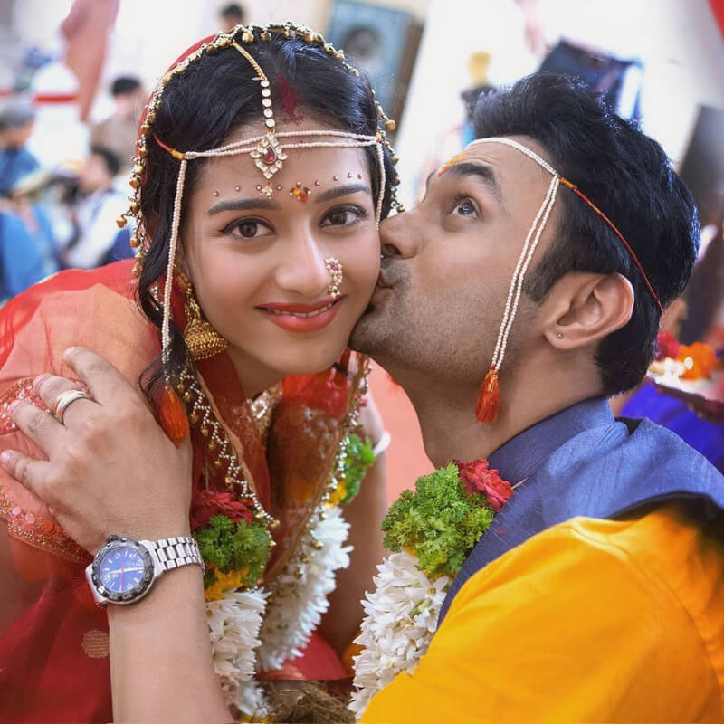Film Actress Amrita Rao and RJ Anmol looked beautiful in their Marathi traditional wedding attire