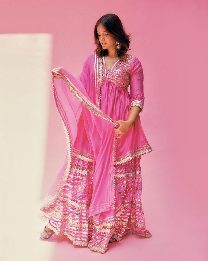  Ileana D'Cruz looks graceful in the pink sharara and a thigh-length top with a V shape neckline and silver mirror work