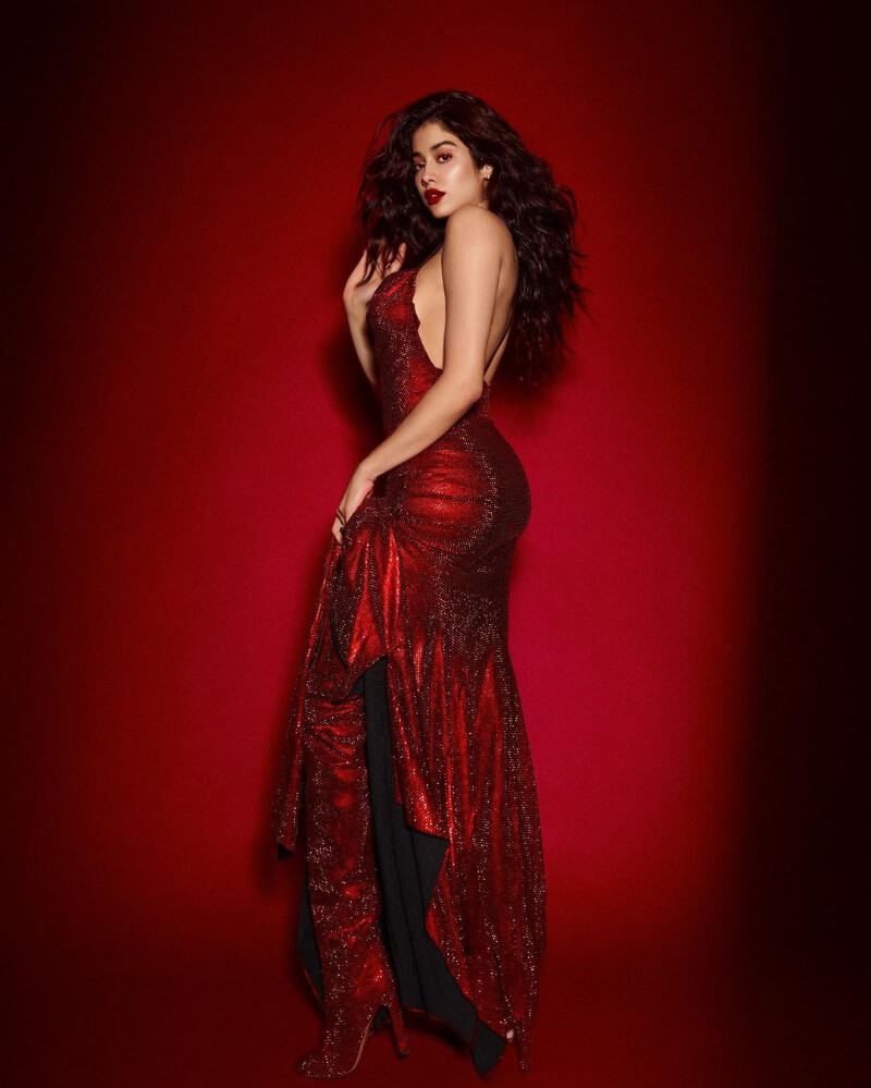 Janhvi Kapoor Looking Hot In Red Shimmery Dress