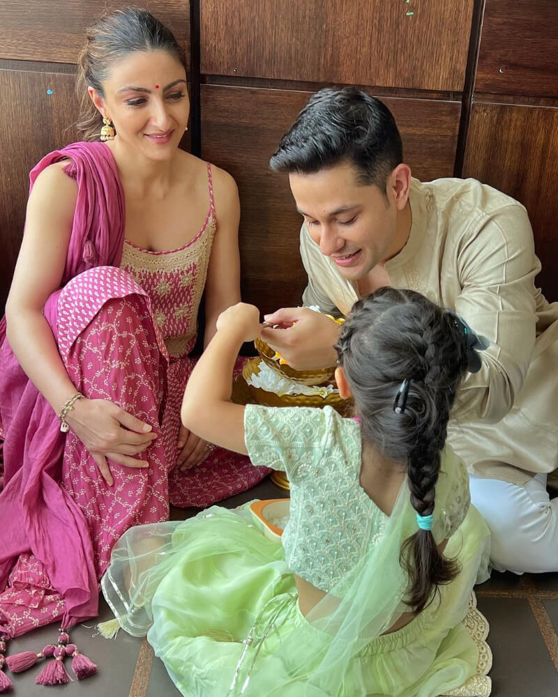 Kunal Kemu Celebrating Eid With His Wife Soha Ali Khan And Daughter