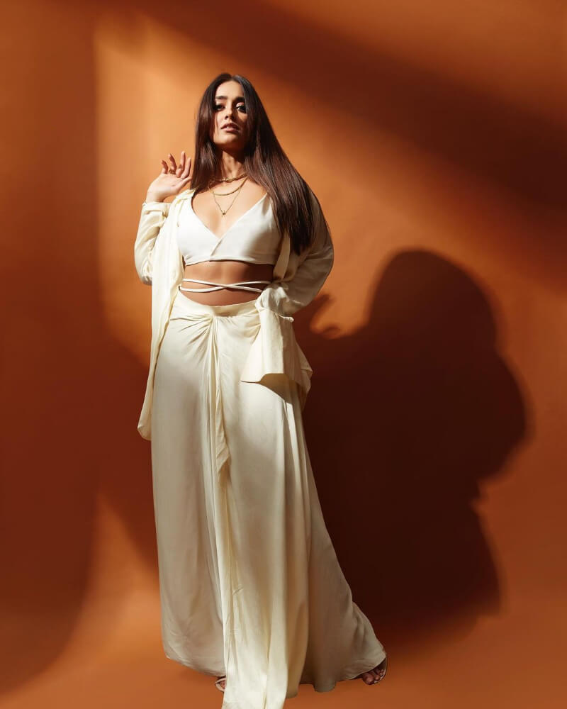 Main Tera Hero Actress Ileana D'Cruz looks extremely hot in ivory cut-out blouse paired with flowy white wide-leg pants