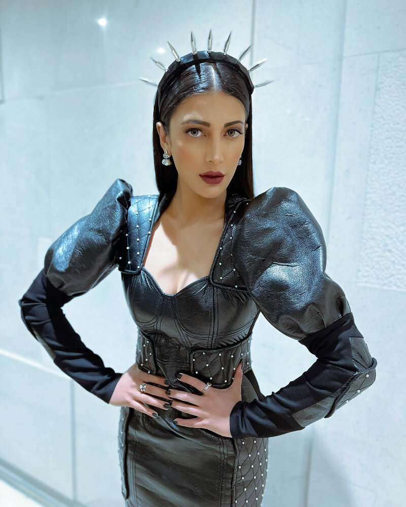 Shruti Hasaan in Open Hairstyle With headgear for an awards function in Dubai