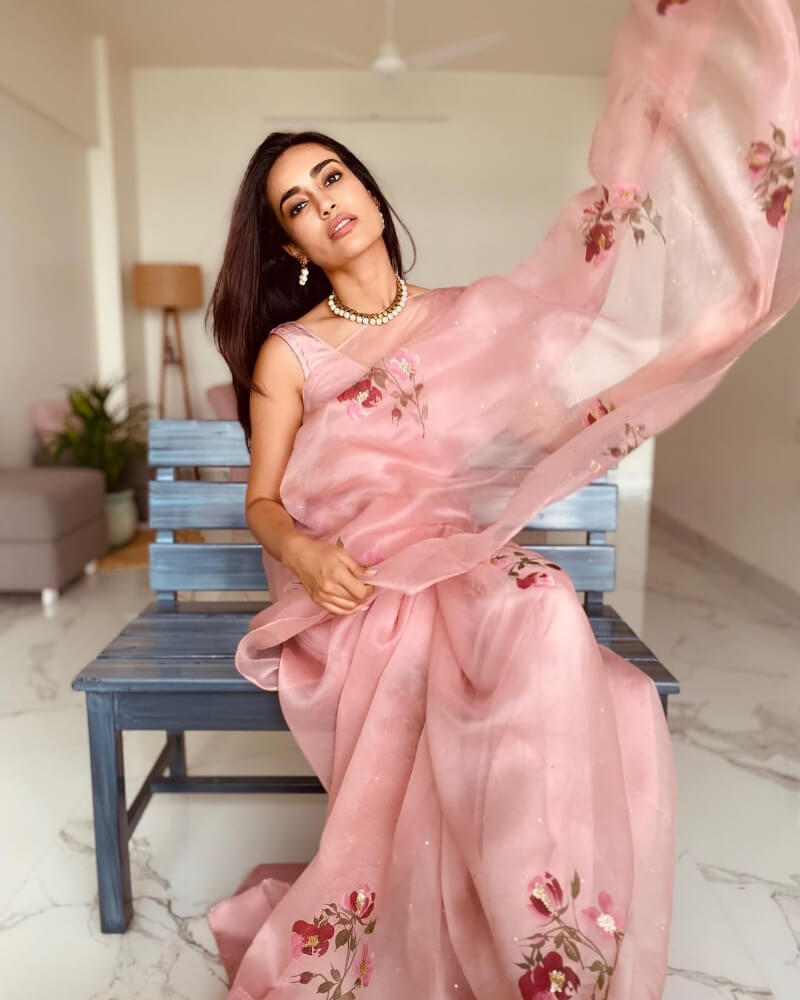 social media  Star Surbhi Jyoti looks elegant in a pink handpainted saree