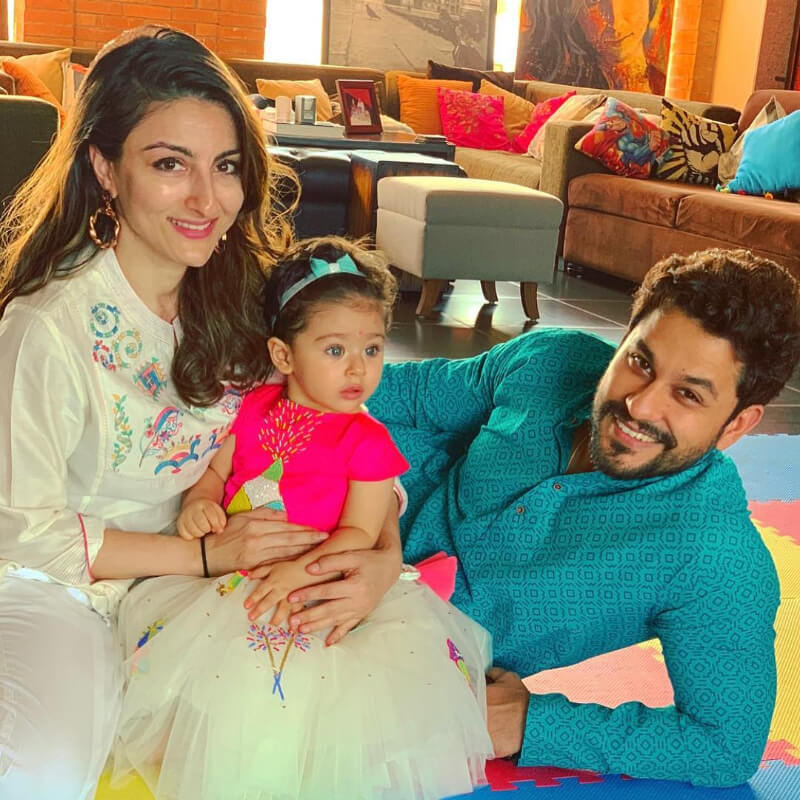  Soha Ali Khan and her daughter are winning the heart in white and Pink Outfits, Kunal is wearing blue colored kurta