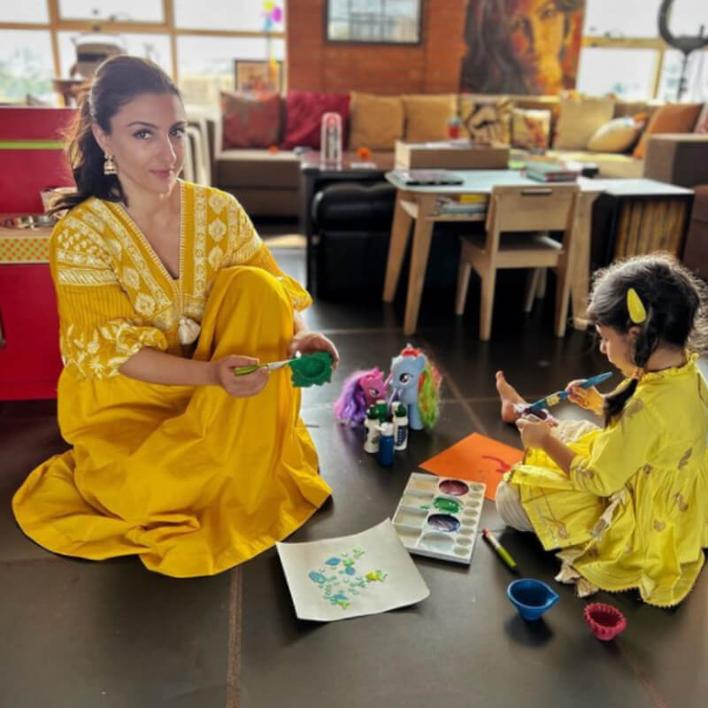 Soha Ali Khan And her daughter enjoyed painting some beautiful diyas