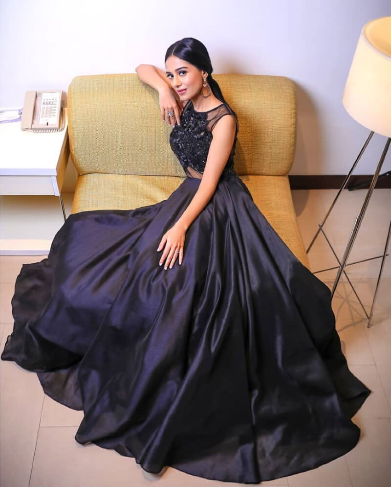 Vivah Actress Amrita Rao in Black Sleeveless Satin Gown