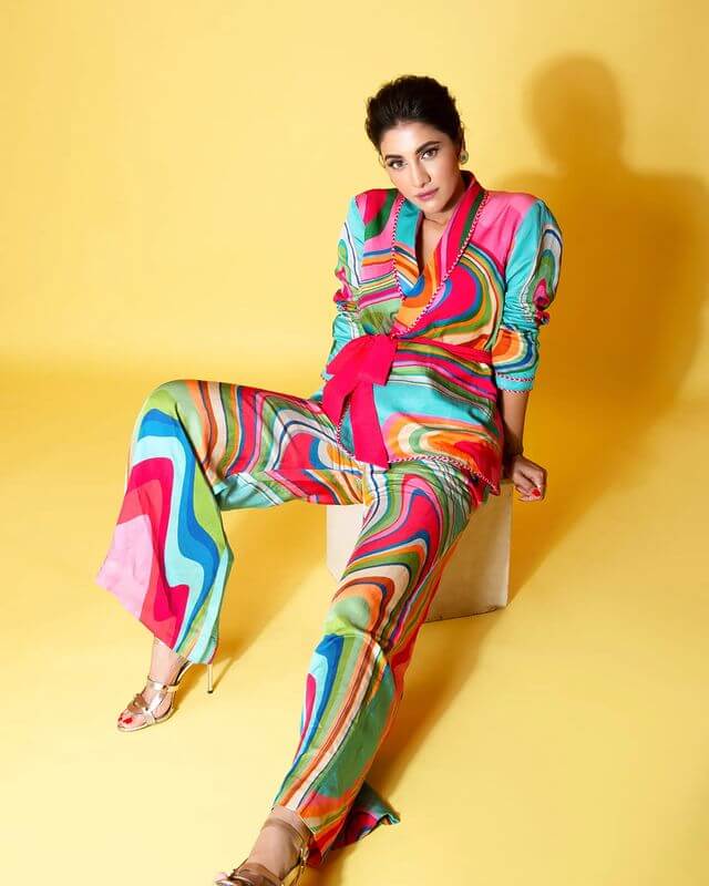 Rukmini Maitra's Gorgeous Dresses, Fashion A Suave And Sophisticated Multicolored Pantsuit With A Pink Bow