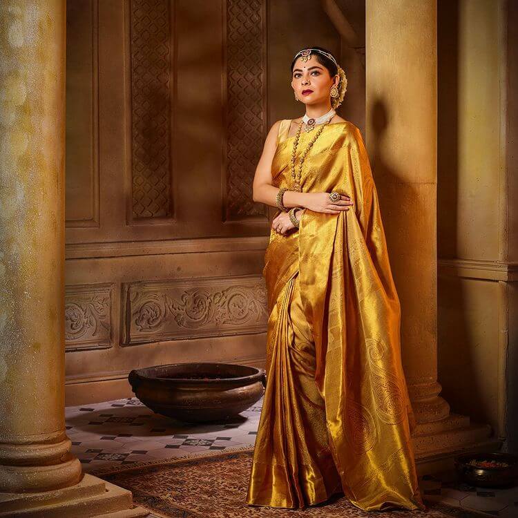 Amazing Look In Plain Yellow Saree With Golden Jewelry