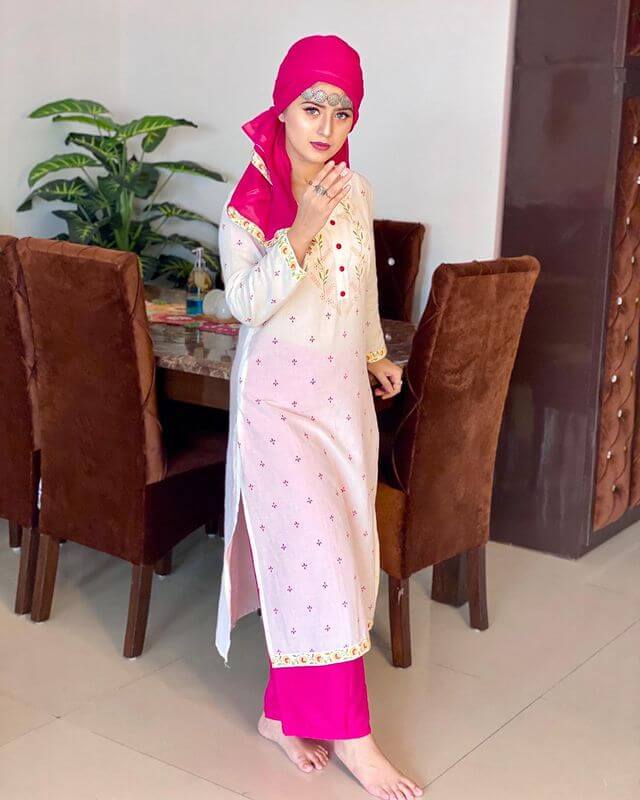 Arishfa Khan Breathtaking Fashion Tales In White Kurta And Pink Hijab